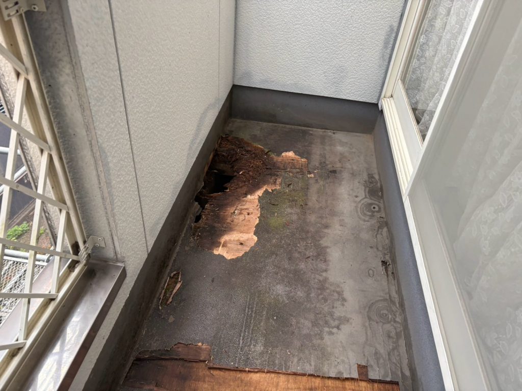 床材が剥がれたベランダ